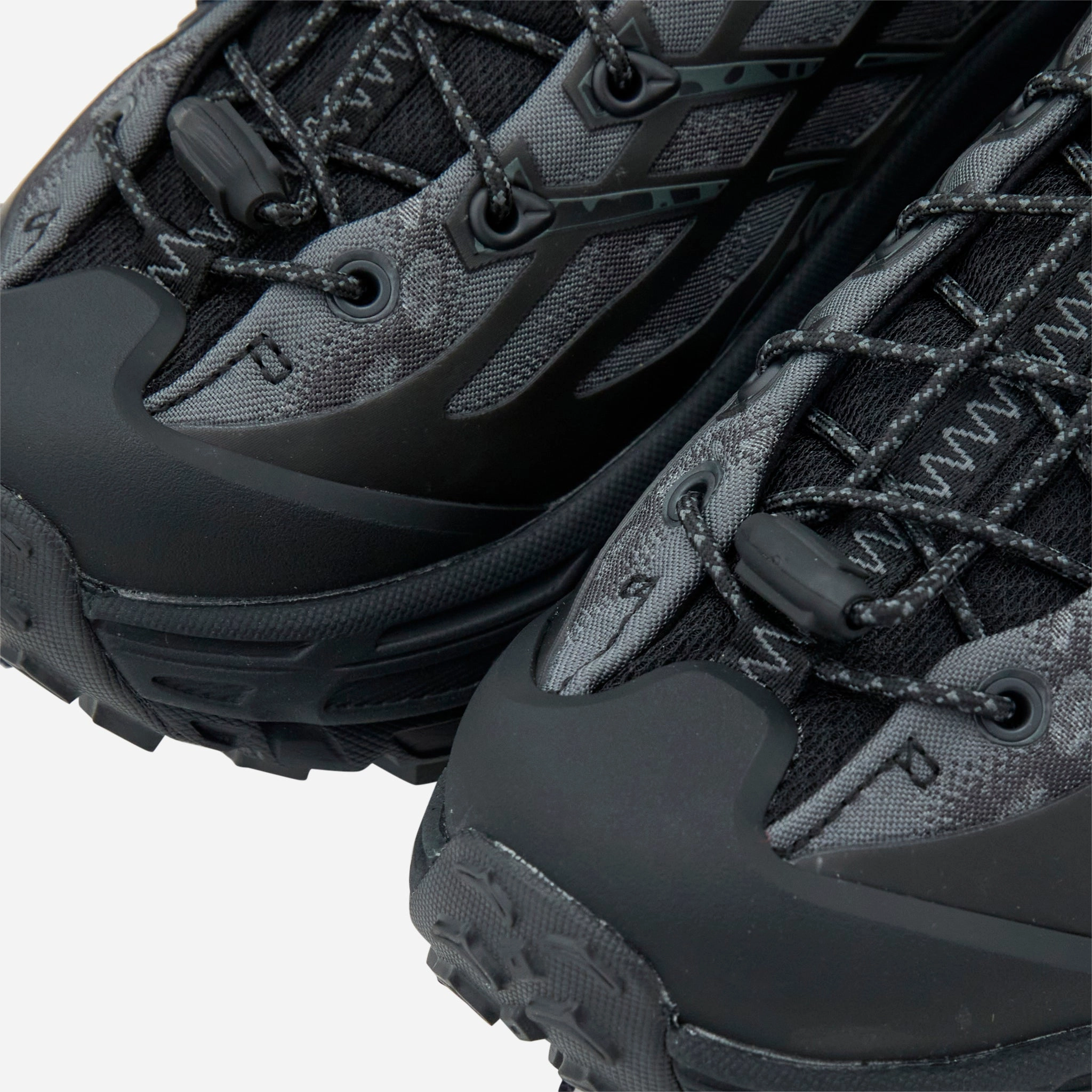 Mafate Three2 Black | Carbon Black